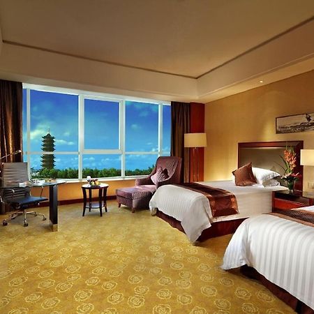 Jurong Yukun New Century Hotel Jiangsu Quarto foto
